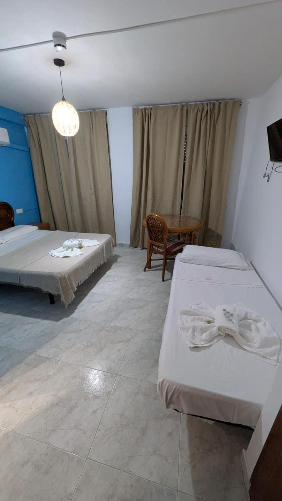 Hostal Europa Tarragona Bagian luar foto